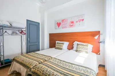 a bedroom with a bed with a wooden headboard at Apartamento Garden Avenue in Porto