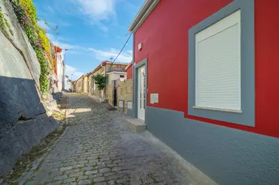 an alley with a red building and a window at Maredimo Village Porto Casa 1 in Porto