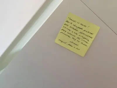 a yellow sticky note sitting on top of a table at Camarao Apartment in Porto