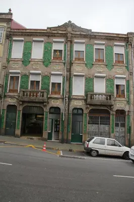 a building with a car parked in front of it at Monte Sinai Guest House in Porto