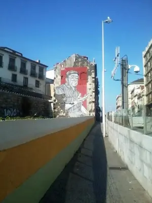 a wall with a painting of a man on it at Casinha Miradouro in Vila Nova de Gaia