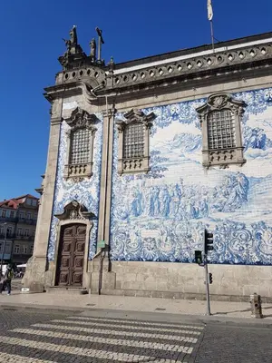a building with a mural on the side of it at Porto Belo Clérigos in Porto