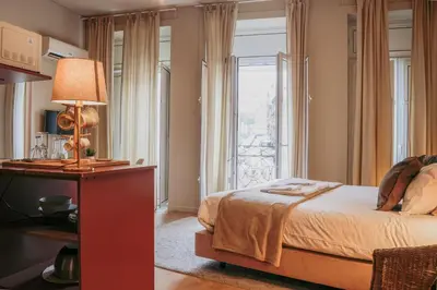 a small room with a bed and a kitchen at Impar Studios in Porto