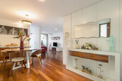 a kitchen and dining room with a table and chairs at Apartamento Qian Caves Gaia 2BR AC Free Parking in Vila Nova de Gaia