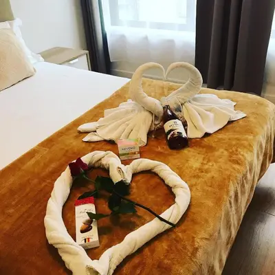 a bed with two swans made out of towels at Oporto Bonjardim Residence in Porto