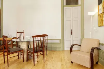 a dining room with a table and chairs at HeartMade Loft & Heartmade Studio in Porto