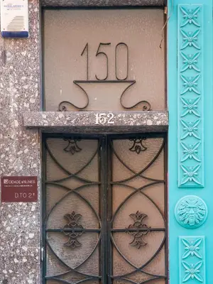 a door with a sign on top of it at Porto Bonjardim Apartments in Porto