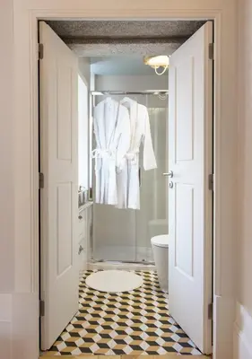 a bathroom with a black and white checkered floor at BOUTIQUE Rentals - Little Treasure Studio in Porto