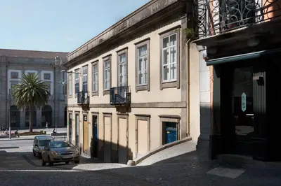 a car parked in front of a building at BOUTIQUE Rentals - Little Treasure Studio in Porto