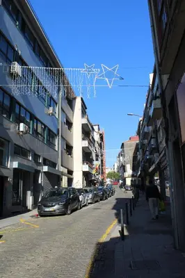 a street with cars parked on the side of the road at Bonjardim Flats - T1 in Porto