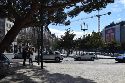 a group of cars parked on a busy city street at Suite In in Porto