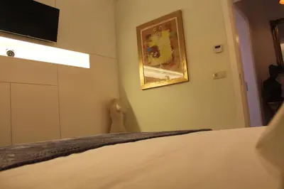 a bedroom with a bed and a painting on the wall at Apartment Garden Music in Porto