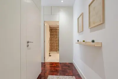 a hallway with a door leading to a bathroom at Renovated & Quiet 1-Bedroom in Santa Catarina in Porto