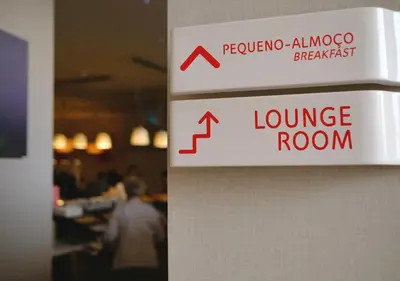 a sign for a language room on a wall at Moov Hotel Porto Centro in Porto