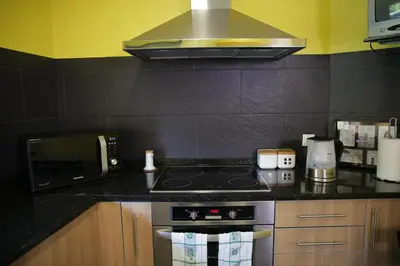 a kitchen with a stove and a microwave at Braancamp 65 in Porto