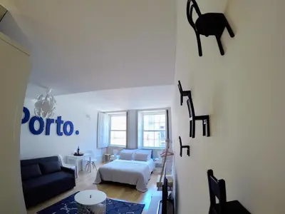 a bedroom with a bed and a sign that reads ponto at Vitoria Studio Residence II - Downtown in Porto