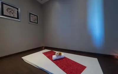 a room with a red and white rug on the floor at Vila Gale Porto - Centro in Porto
