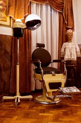a hair dryer and a chair in a room at Pao de Acucar Hotel in Porto