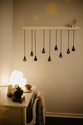 a room with a table with a lamp and a shelf at H.ö.H in Porto