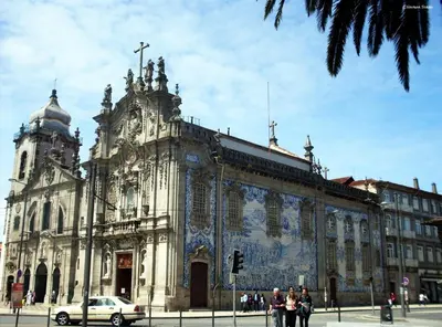 an old building with a car parked in front of it at Flores Studio in Porto