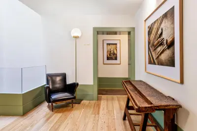 a room with a desk and a chair and a picture at One Shot Aliados Goldsmith in Porto