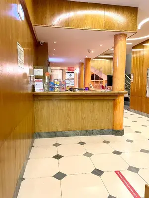 a bar at a restaurant with a counter at Hotel Universal in Porto