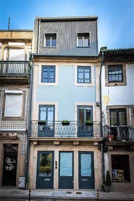 a building with a balcony on the side of it at Bom Jardim Apartments in Porto