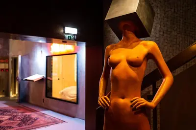 a statue of a mannequin with a suitcase on its head at Zero Box Lodge Porto in Porto