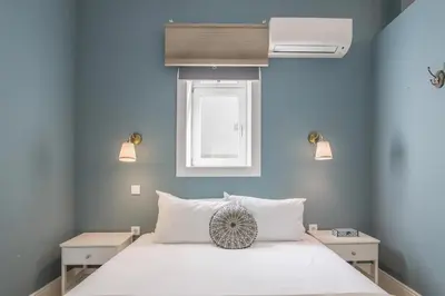 a blue bedroom with a bed and a window at Central location with garden & equipped kitchen in Porto