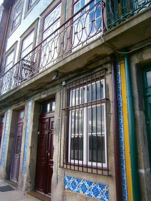 a building with a bunch of windows and a balcony at Apartamentos sobre o Douro in Porto