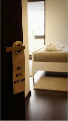 a doorhandle with a do not disturb sign on a door at Hostel Gaia Porto in Vila Nova de Gaia