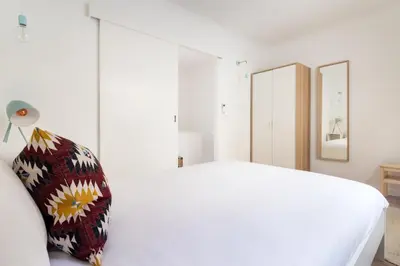 a white room with a bed and a mirror at Gaia Retreat • 2 BD · A/C in Vila Nova de Gaia