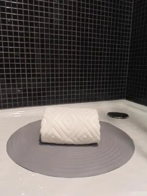 a white towel sitting on top of a bath tub at Dream Modern House in Porto