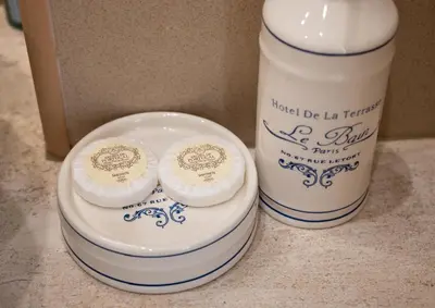 a toilet seat with two towels on it next to a container at Refugio in Porto