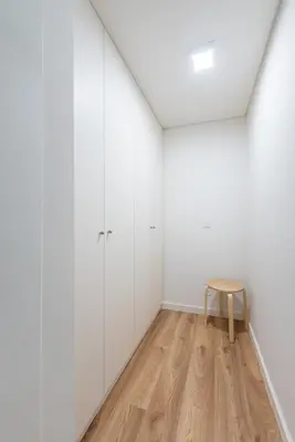 a room with white walls and a wooden stool at GuestReady - Bay Watch in Porto