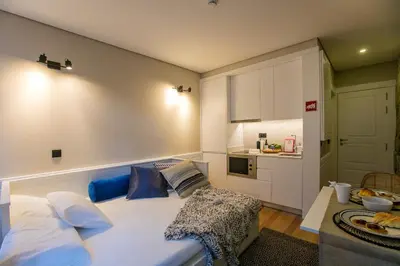 a small room with a bed and a kitchen at Oldtown Studio in Porto
