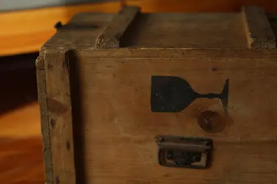 a wooden box with the letter k on it at São Miminho 3º in Porto