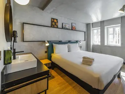 a bathroom with a toilet and a shower at ibis Porto Centro Mercado Bolhao in Porto