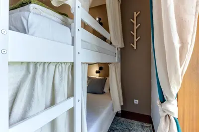 a bunk bed in a bedroom with a bunk bed in a room at Garden in Town Hostel in Porto