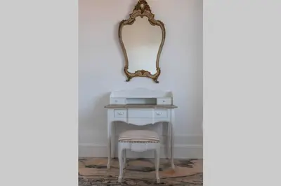 a dressing table with a mirror and a stool at Oporto Down Town in Porto