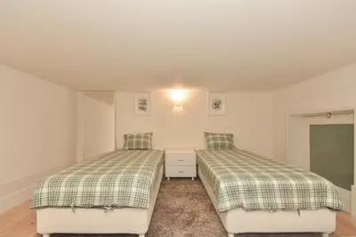 two beds sitting next to each other in a bedroom at Duque - Guest House in Porto