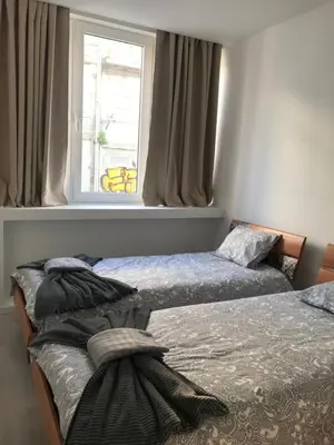 two beds in a bedroom with a window at City Heart Place 2 in Porto