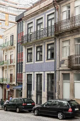 two cars parked in front of a building at Vintage Luxury House in Porto