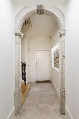 an archway leading into a hallway with a white door at Wine Luxury House in Porto
