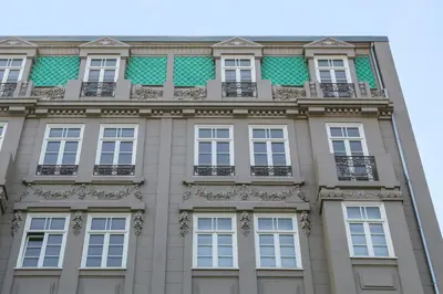 a tall building with windows and a balcony at MSC Flat 8 in Porto
