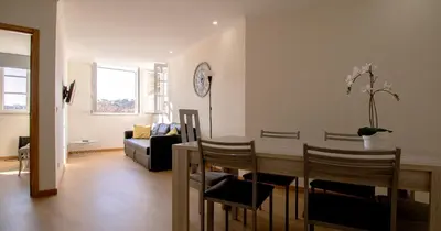 a living room with a table and a couch at Casa do Recanto in Porto