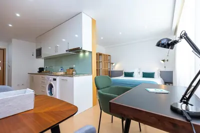 a small apartment with a kitchen and a bedroom at Feel Porto Corporate Housing Marquês in Porto