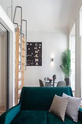 a living room with a green couch and chairs at Cinema Luxury House in Porto