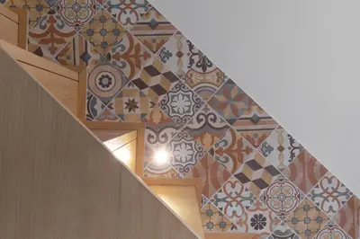 a stairwell with a patterned wall in a building at OportoHost Campanhã in Porto