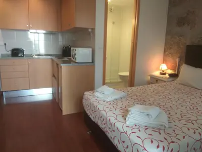 a small room with a bed and a kitchen at PORTO RICO STUDIOS in Porto